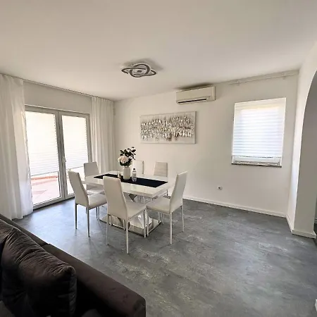 Apartment Adriana *